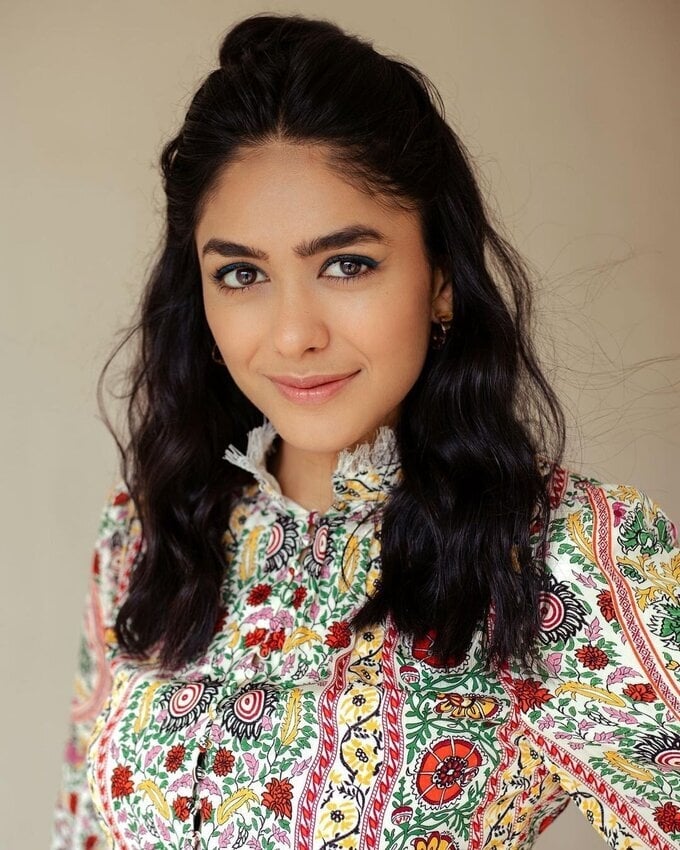 MRUNAL THAKUR Hot Photos Collection