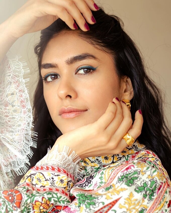 MRUNAL THAKUR Hot Photos Collection