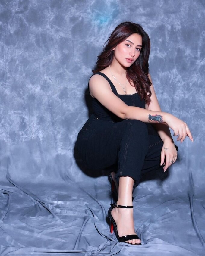 Mahira Sharma Stunning Photos