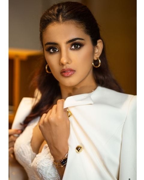 Malvika sharma Pics Collection