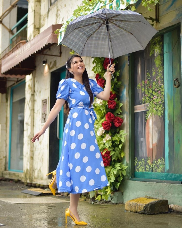 Mannara Chopra Hot Photos In Stylish Look