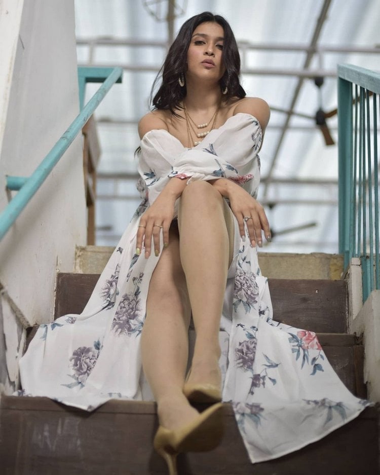 Mannara Chopra Latest Photos Gallery