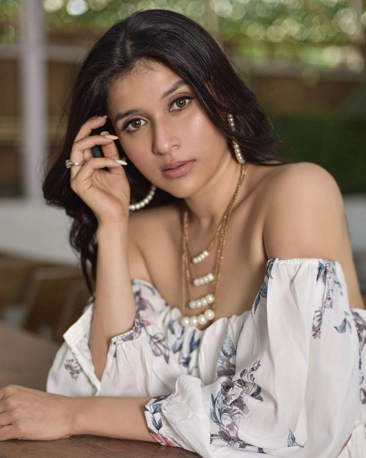 Mannara Chopra Latest Photos Gallery