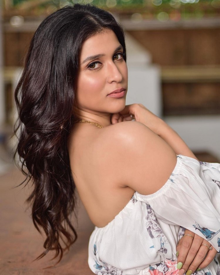 Mannara Chopra New Images Gallery Collection