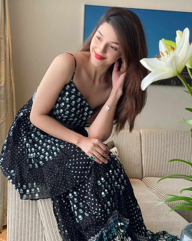 Mehreen Kaur New Images Gallery