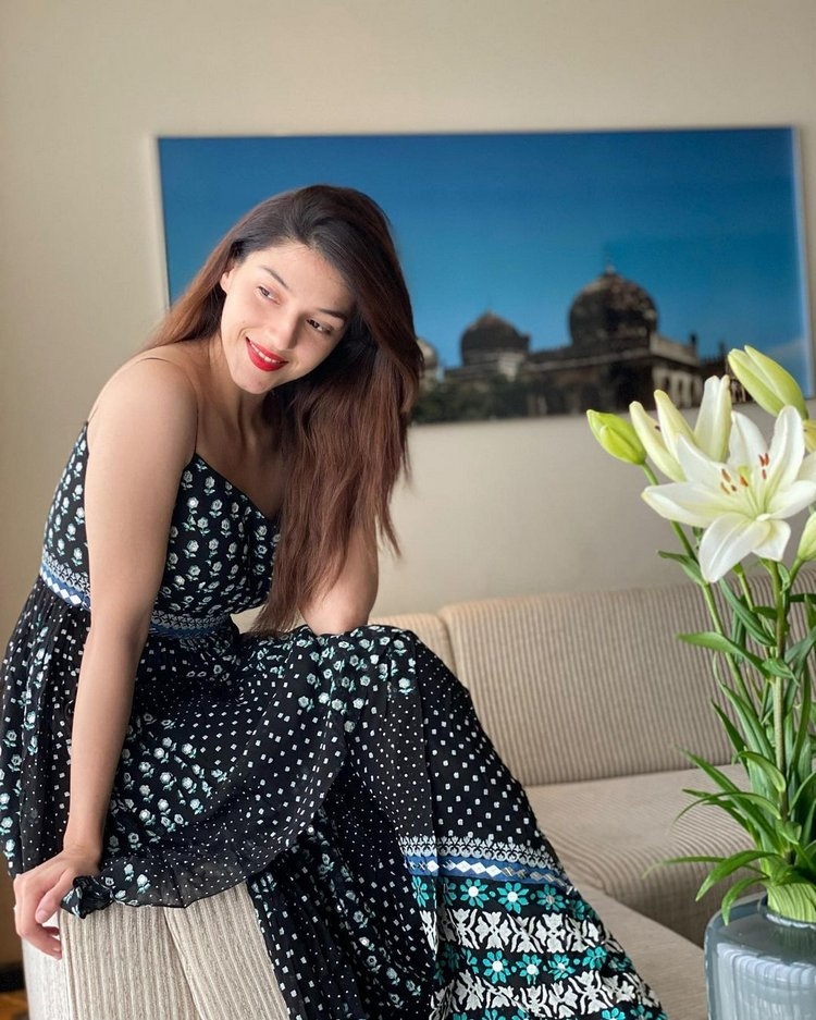 Mehreen Kaur New Images Gallery