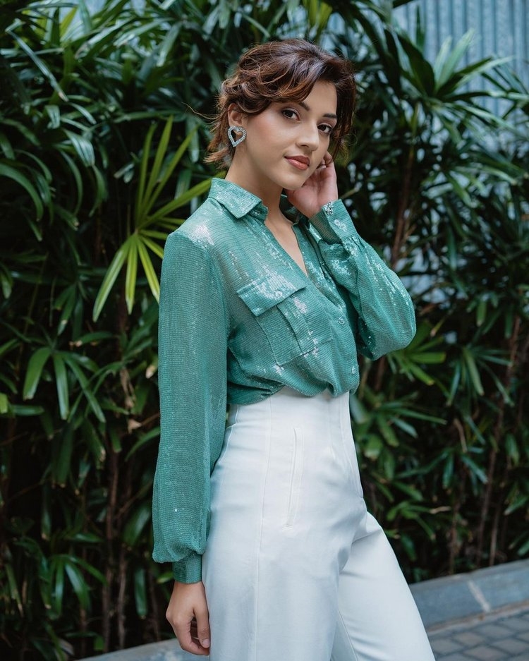 Mehreen Kaur Stunning Photos