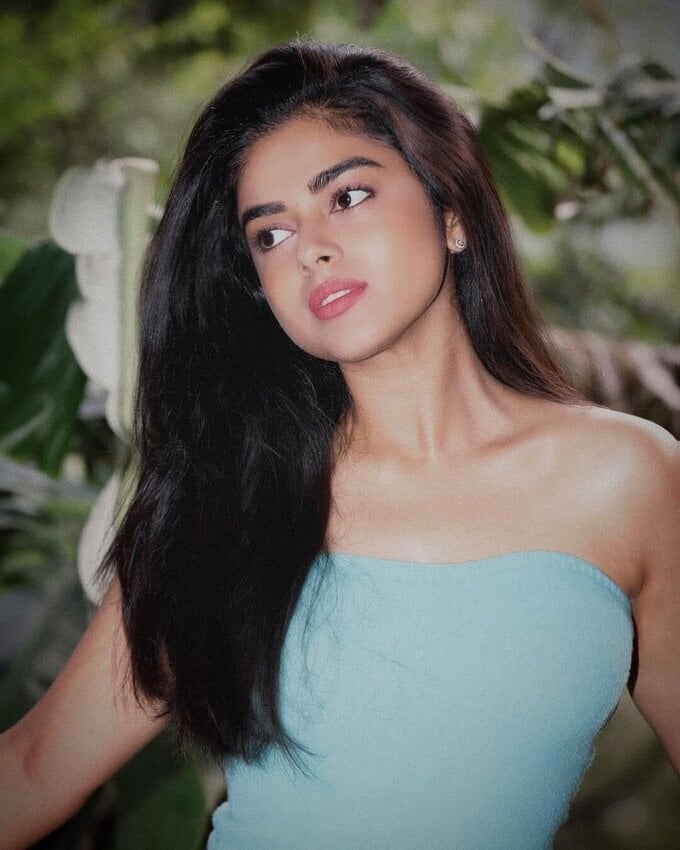 Model and Actress Siddhi Idnani Latest Images