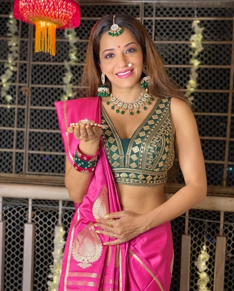 Monalisa Pics In Serial Shoot