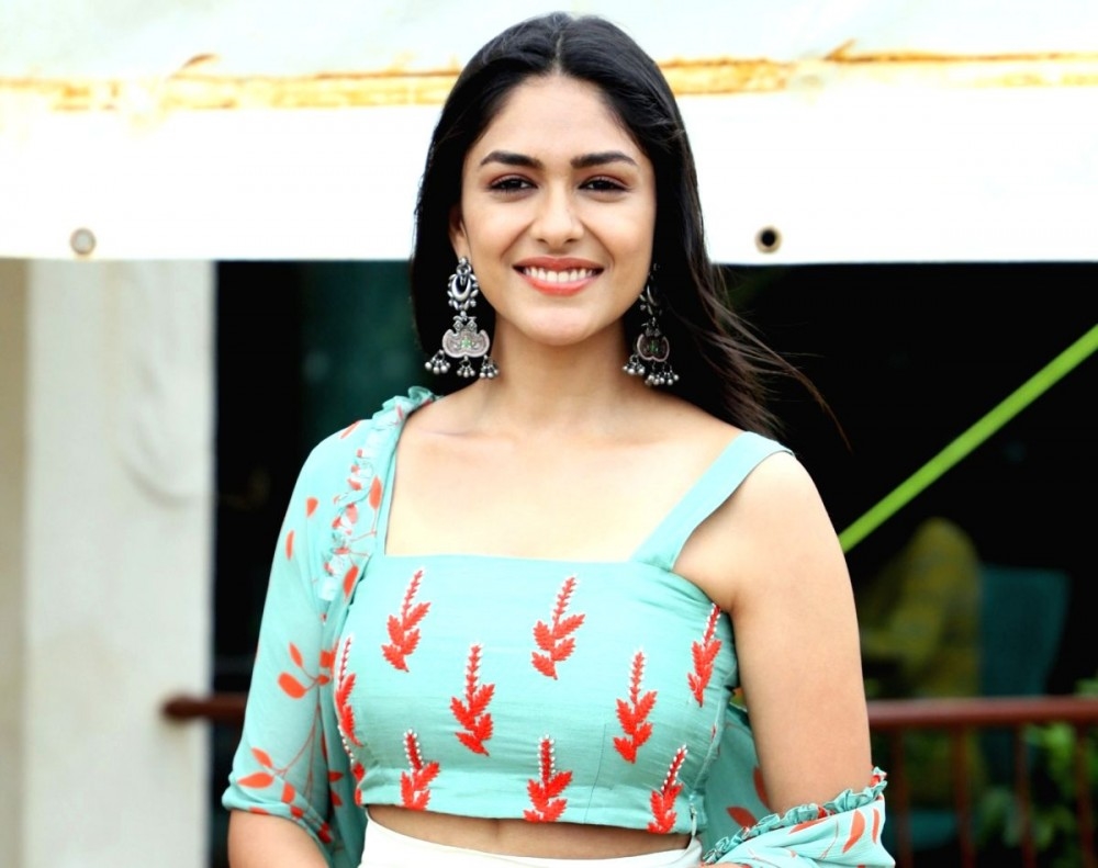 Mrunal Thakur Hot Photos Shoot