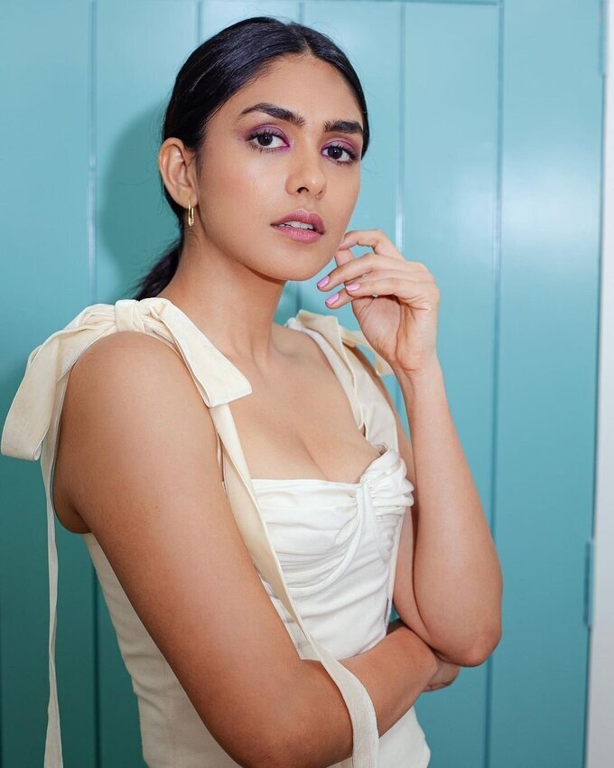 Mrunal Thakur Latest Image Collection