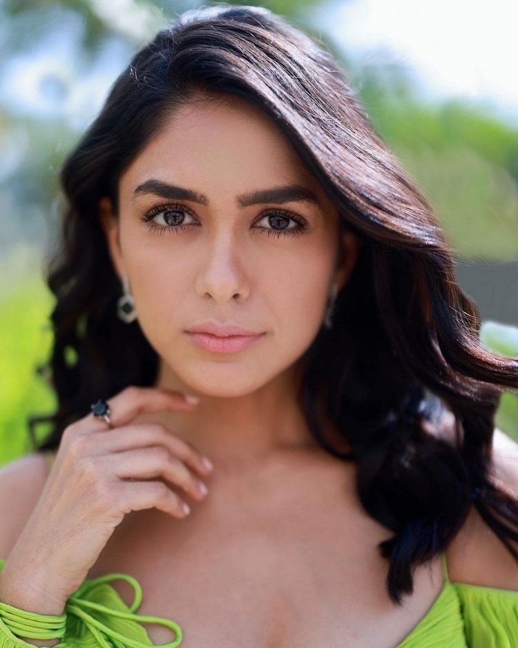 Mrunal Thakur Stunning Photos