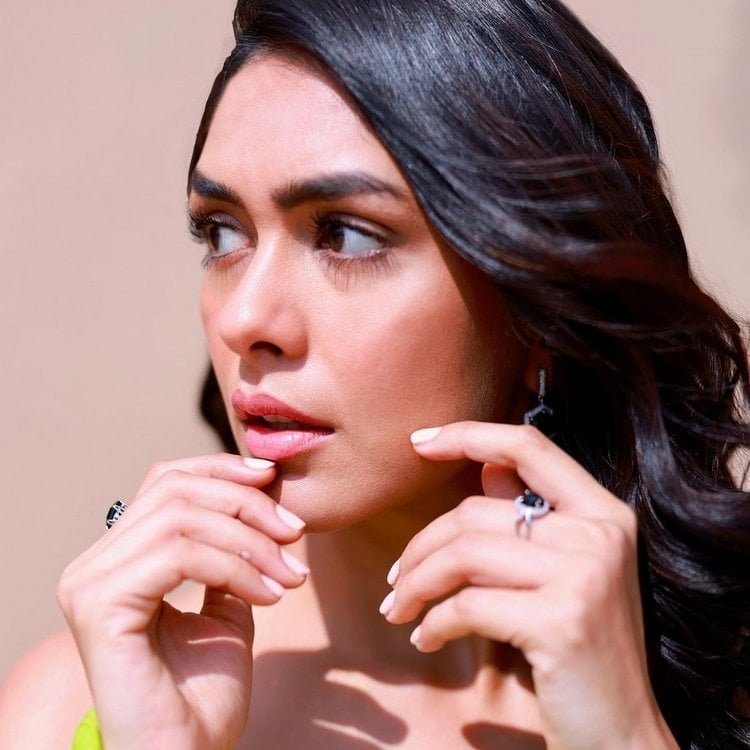 Mrunal Thakur Stunning Photos