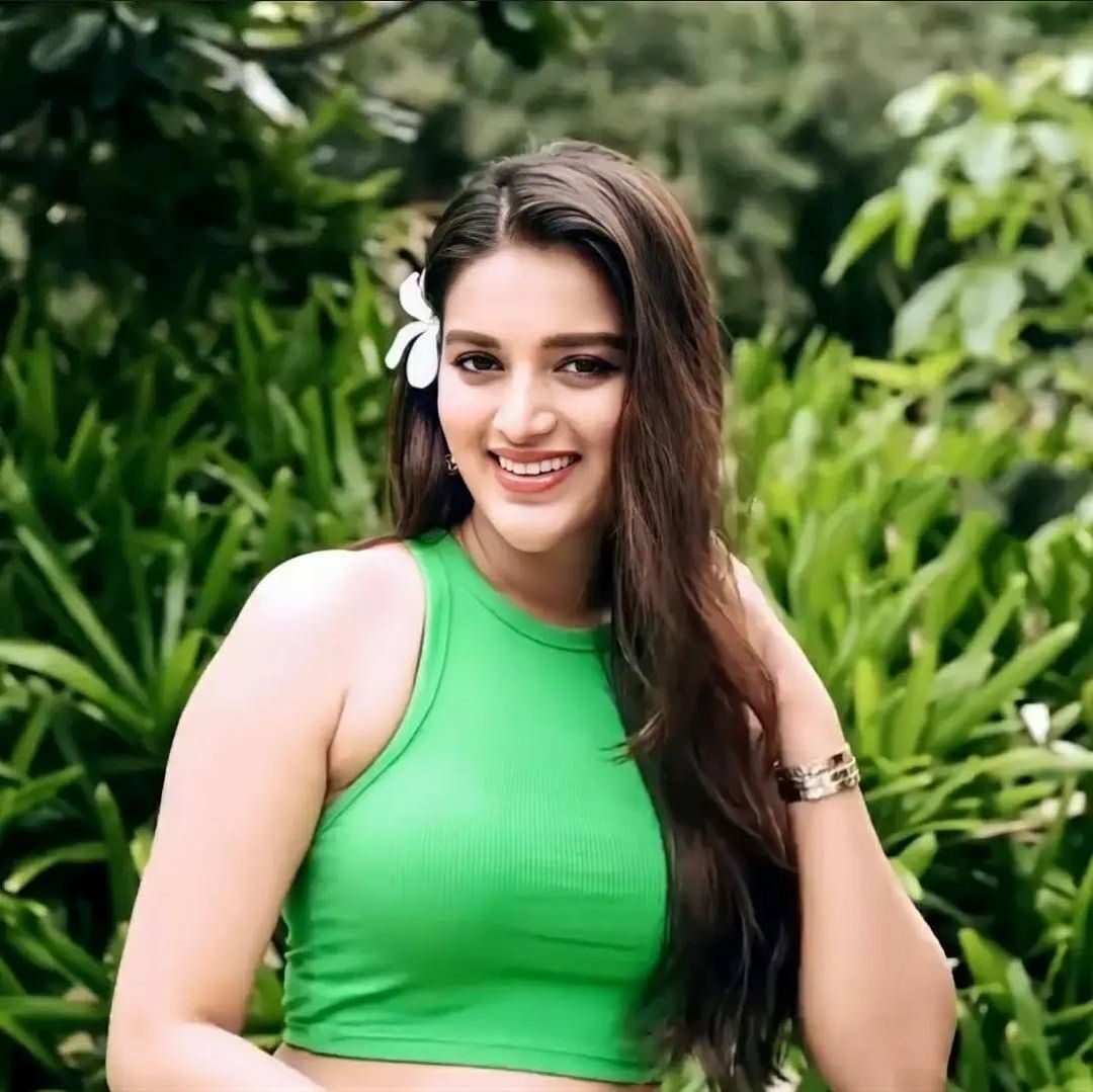 Nidhhi Agerwal Hot Photos In Green Dress