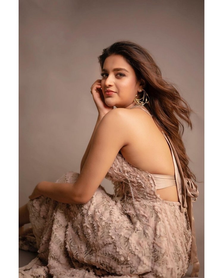 Nidhhi Agerwal Hot Photos In Pink Dress