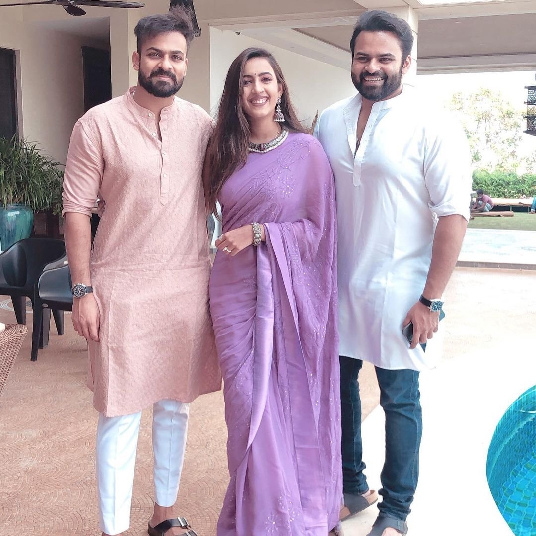 Niharika Konidela New Clicks With Family