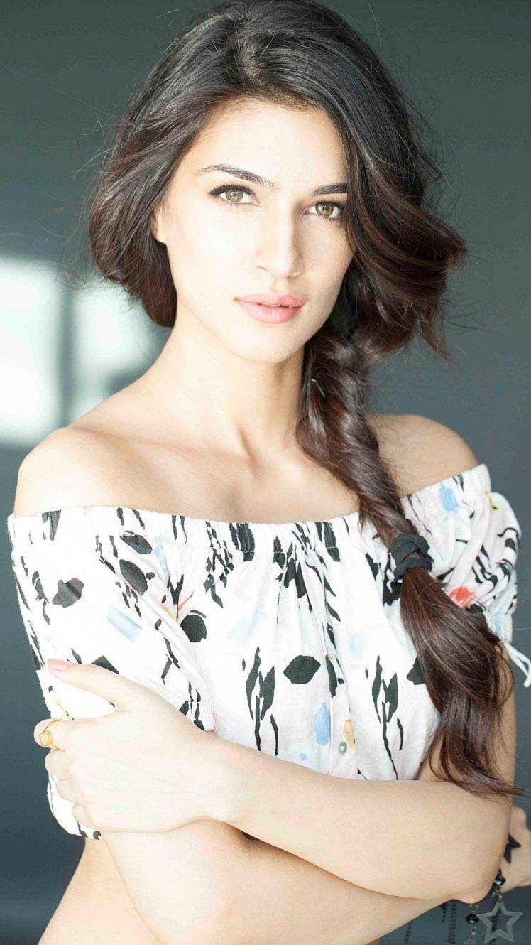 One Nenokkadine Actress Kriti Sanon Cute Images