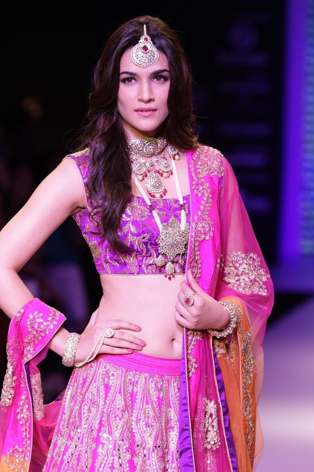 One Nenokkadine Actress Kriti Sanon Cute Images