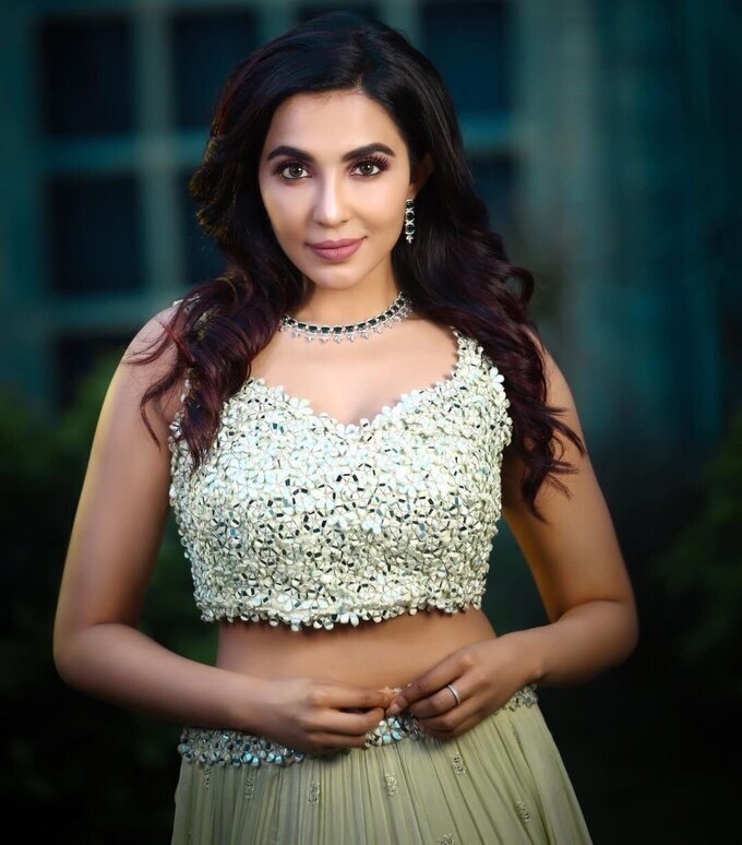 Parvati Nair Amazing Pics In New Outfit