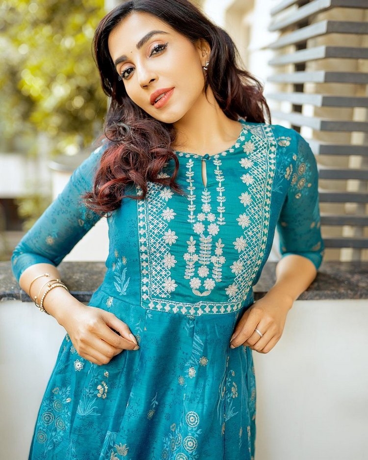 Parvati Nair Photos In Traditional Look