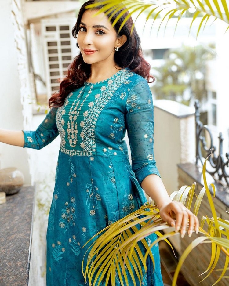 Parvati Nair Photos In Traditional Look