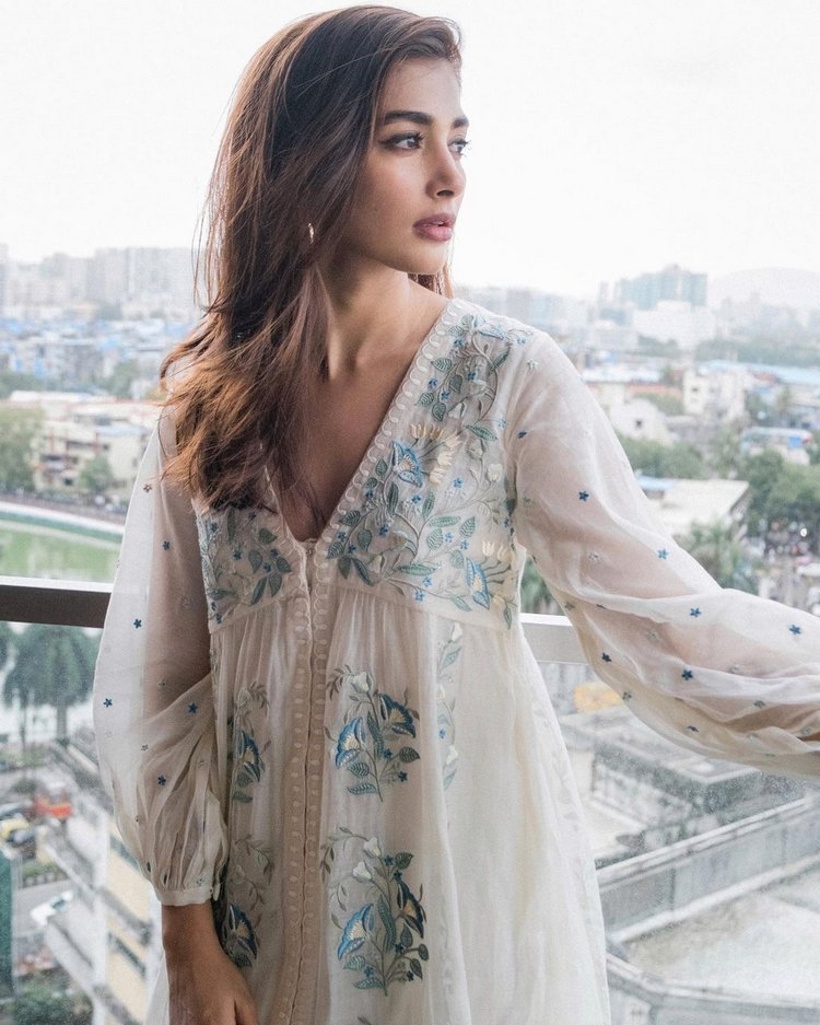 Pooja Hegde latest Photos In Glamoures