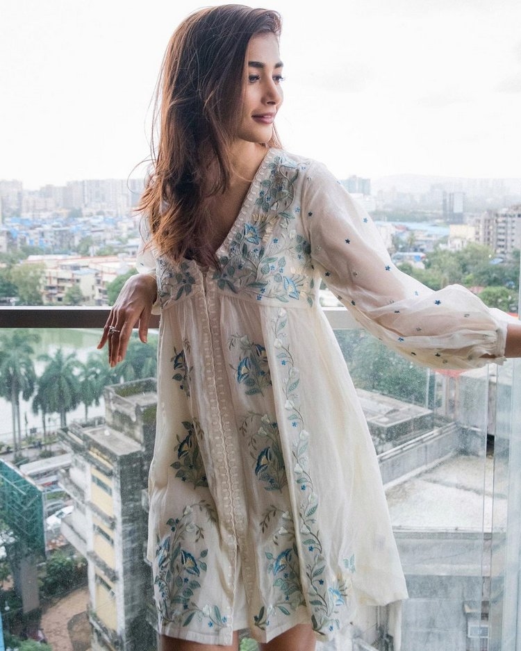 Pooja Hegde latest Photos In Glamoures