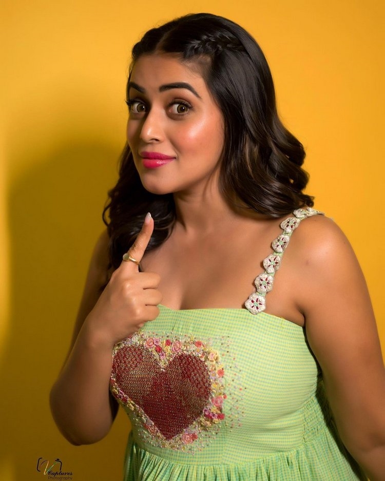 Poorna Photos In Dhee Show