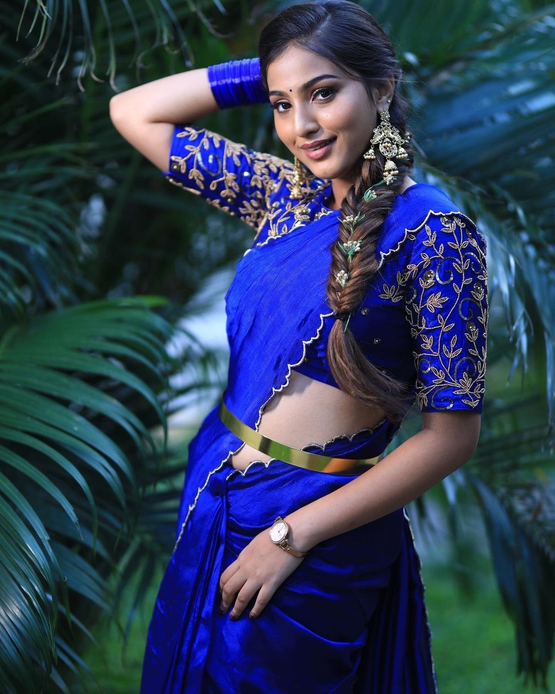 Pranavi Manukonda New Images In Blue Saree