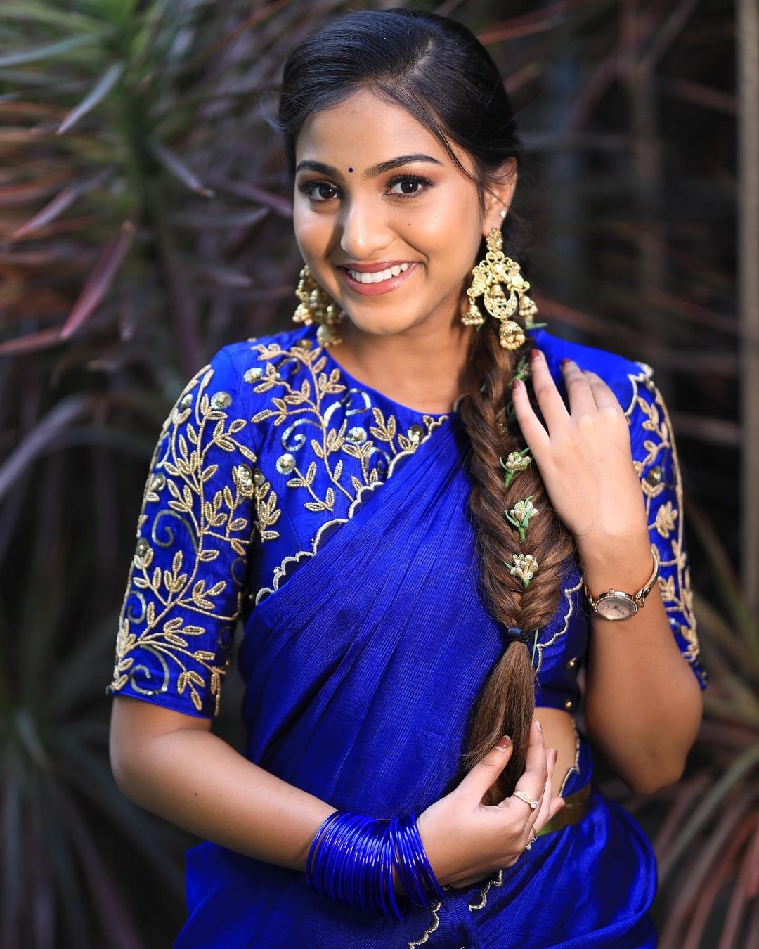 Pranavi Manukonda New Images In Blue Saree