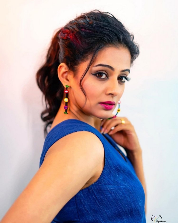 Priyamani Hot Photos In Dhee Show