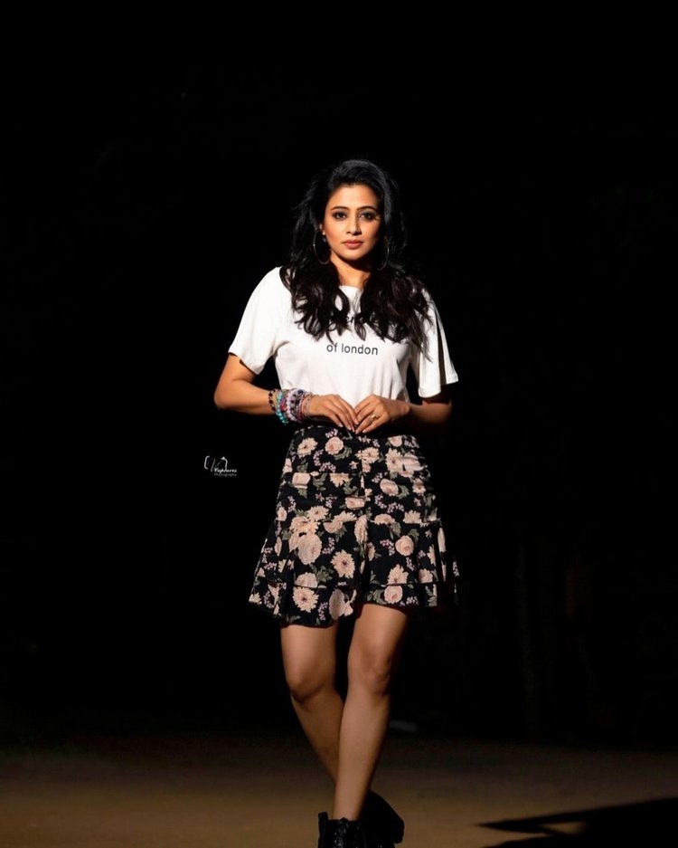 Priyamani New Images In Dhee Show