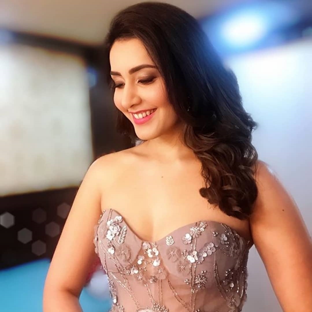 Raashi Khanna latest sexy photos