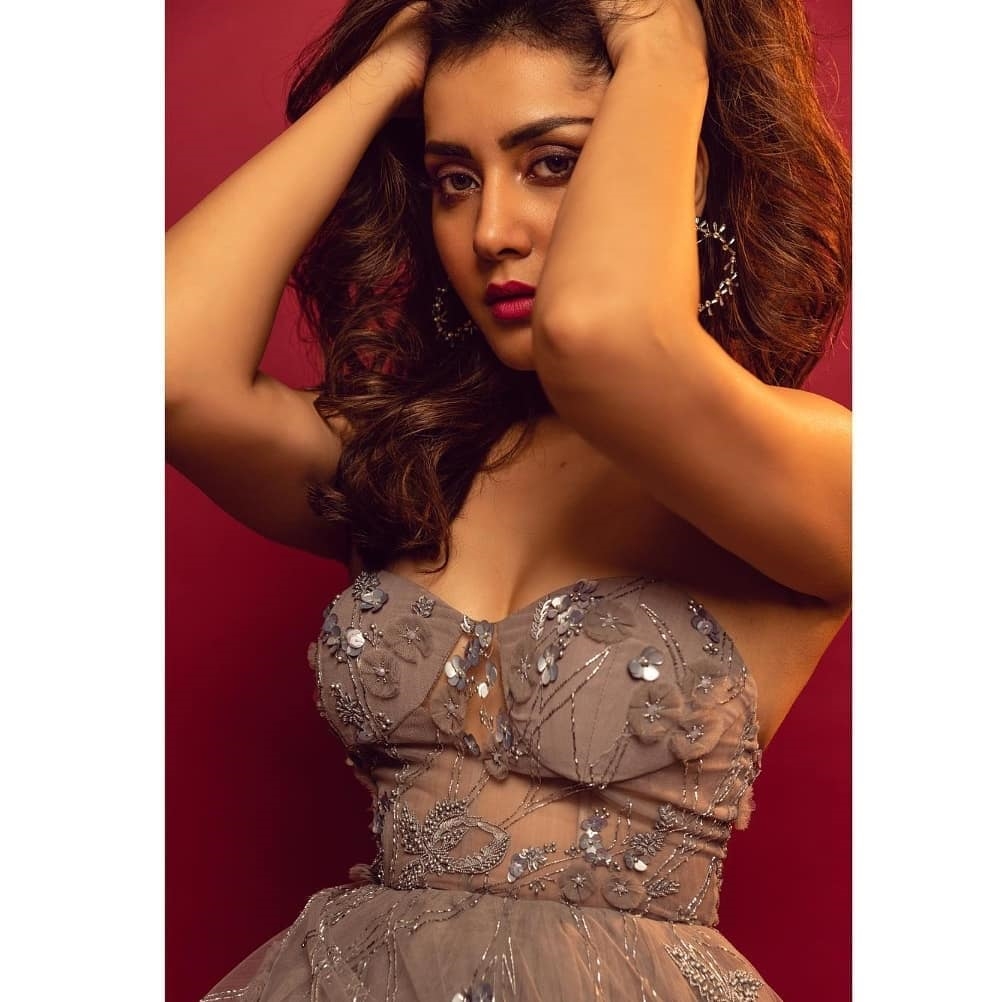 Raashi Khanna latest sexy photos