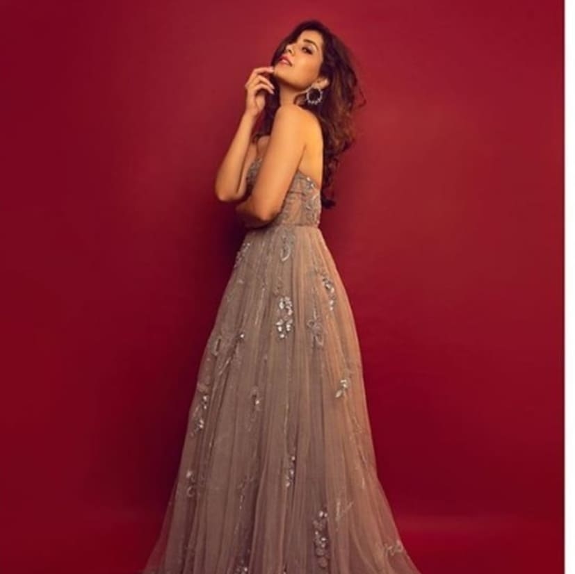 Raashi Khanna latest sexy photos