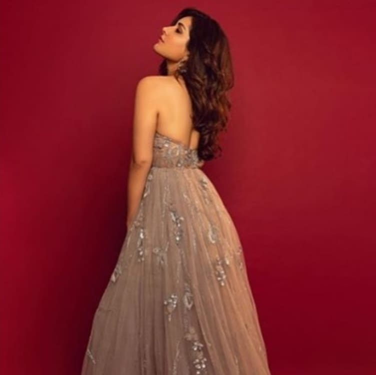 Raashi Khanna latest sexy photos