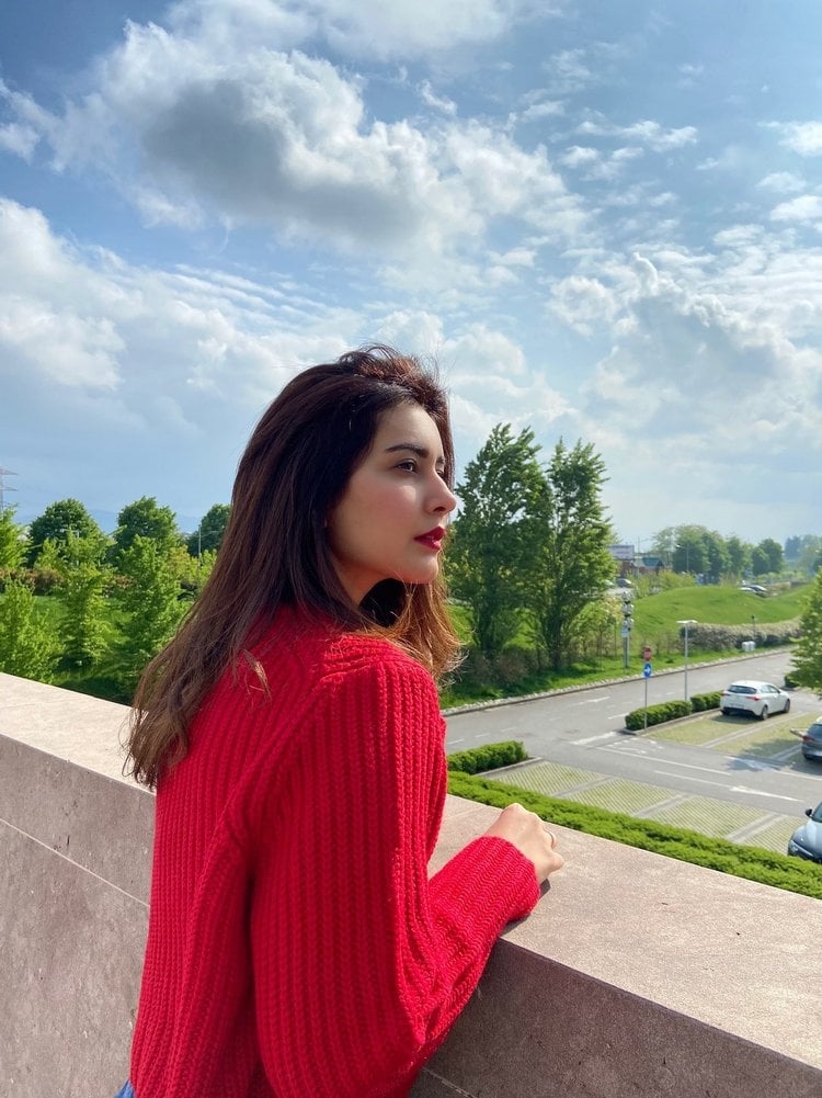 Raashi khanna glamoures photos