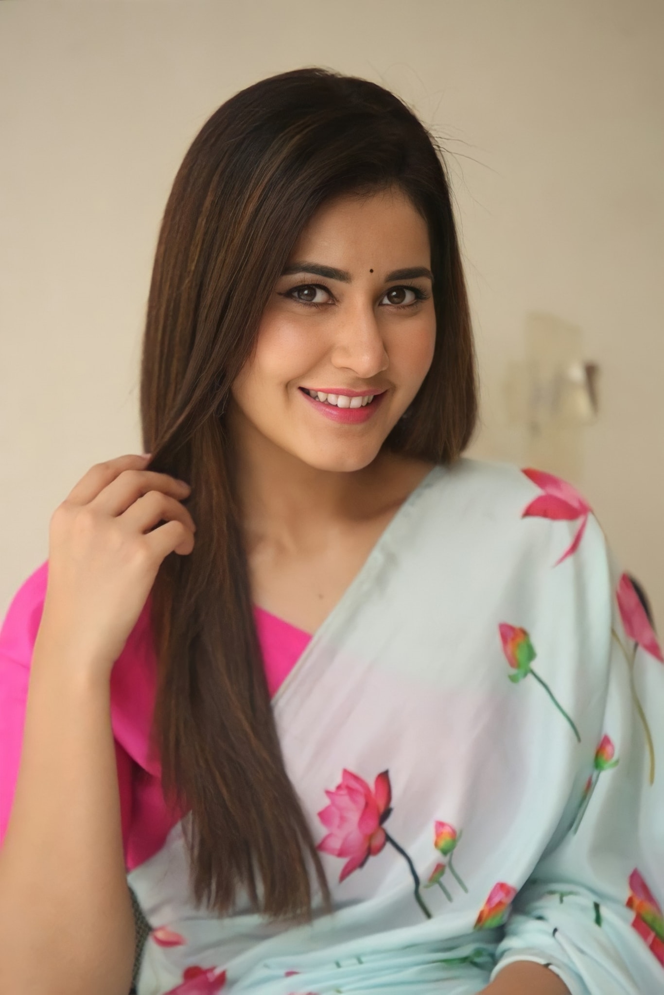 Rashi Khanna Images New Images In Facebook