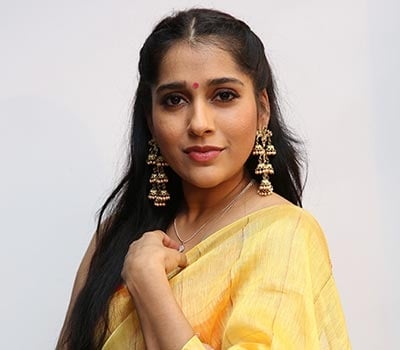 Rashmi Gautam hot looks Photos