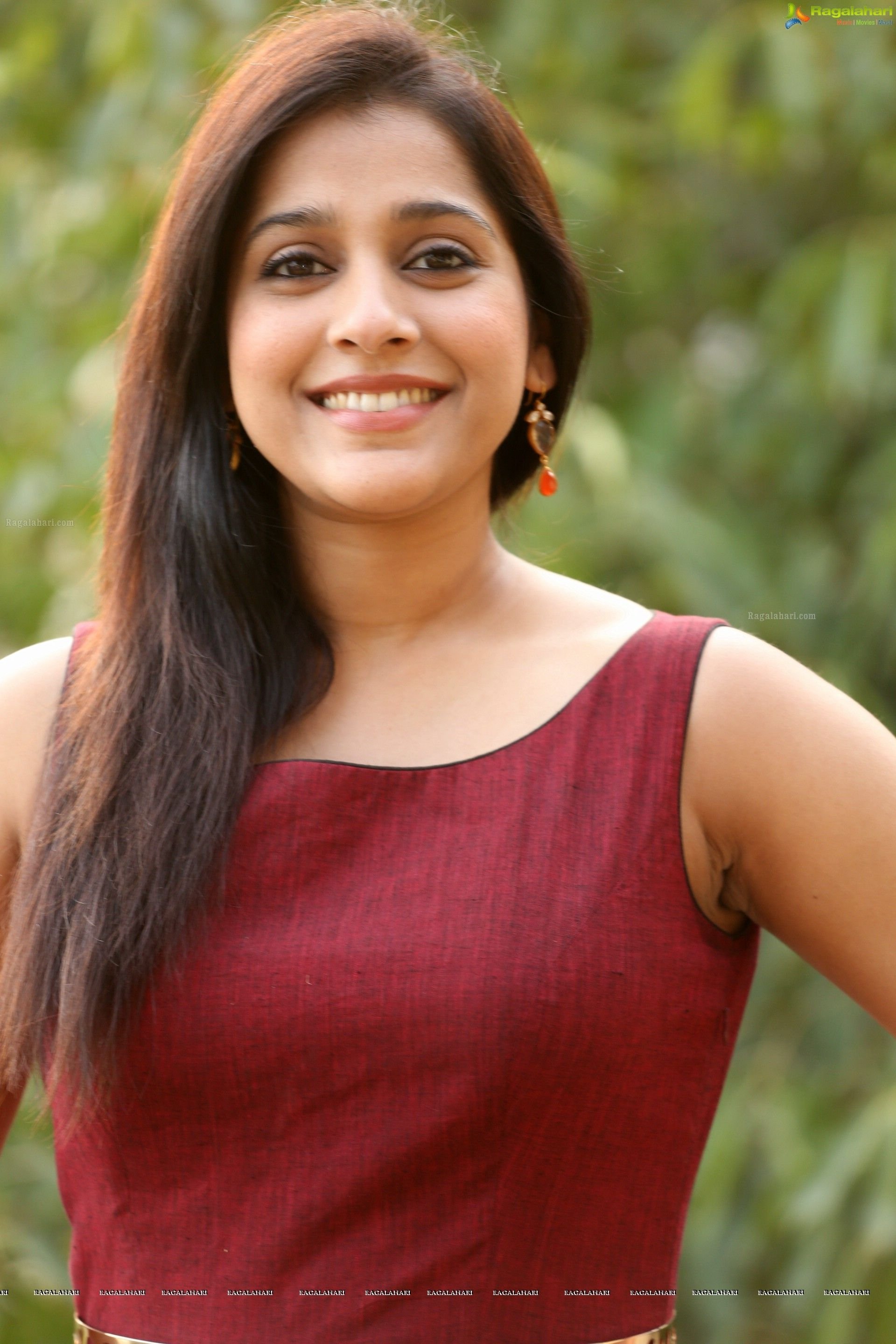 Rashmi Gautam hot looks Photos