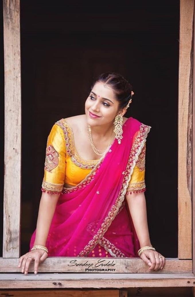 Rashmi Gautam hot looks Photos