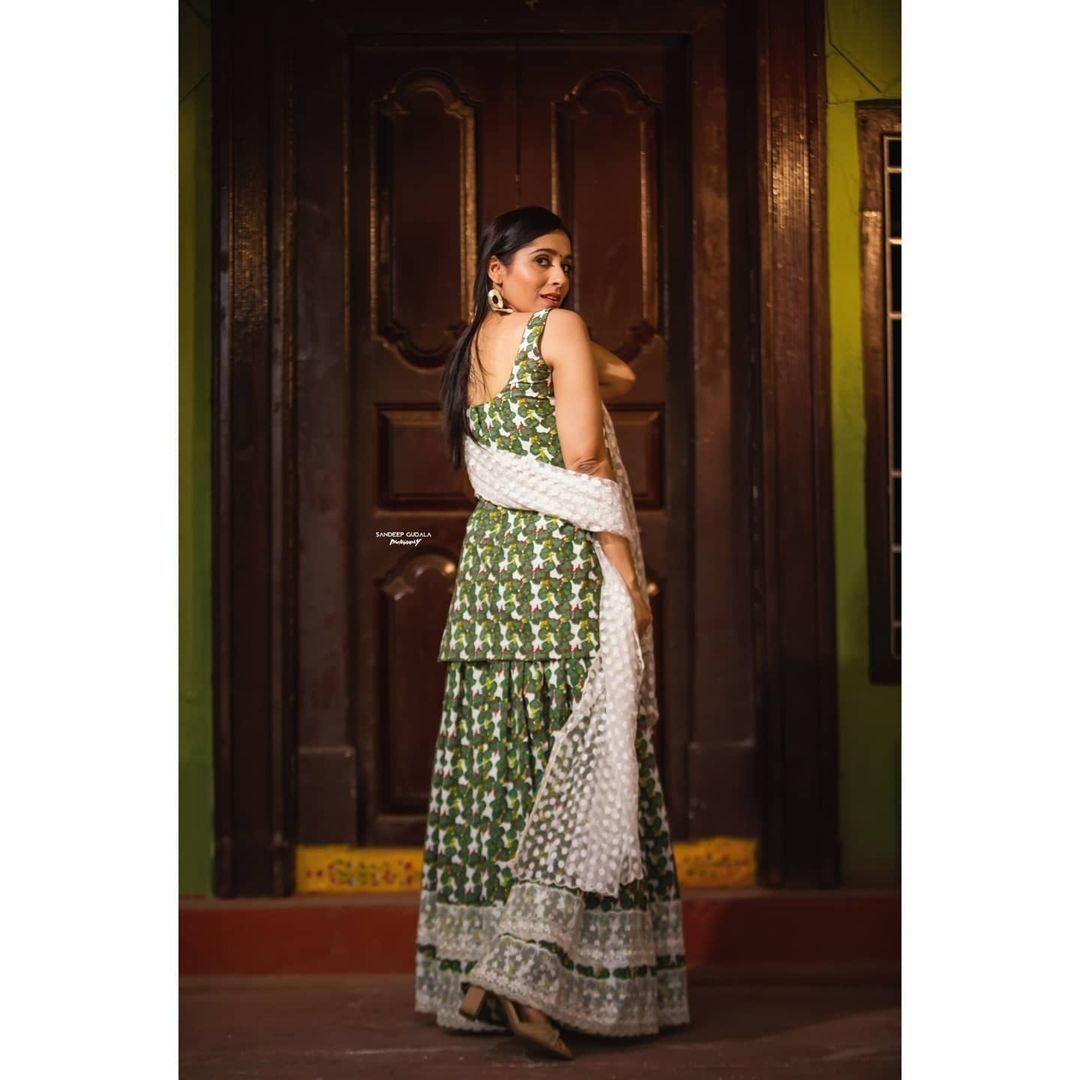 Rashmi Gautam latest Photos Shoot In Dhee