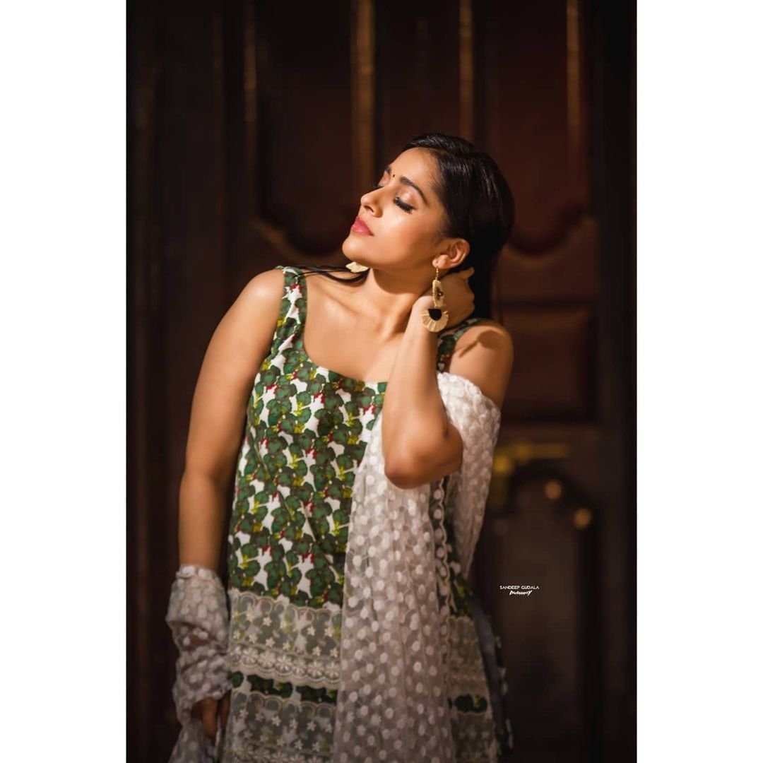 Rashmi Gautam latest Photos Shoot In Dhee