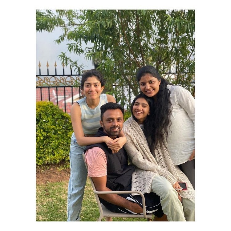 Sai Pallavi latest photos with family