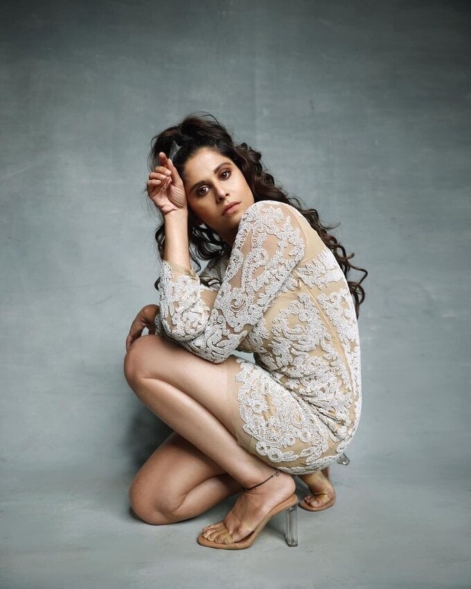 Sai Tamhankar Images In Facebook