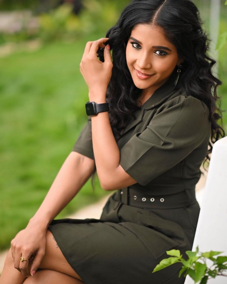 Sakshi Agarwal Clicks Photos