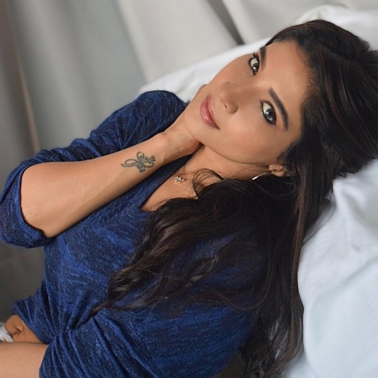 Sakshi Agarwal Photos In Facebook