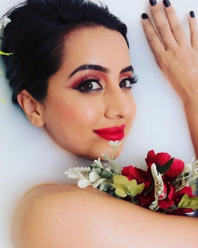 Sanjjanaa Galrani super cute photos