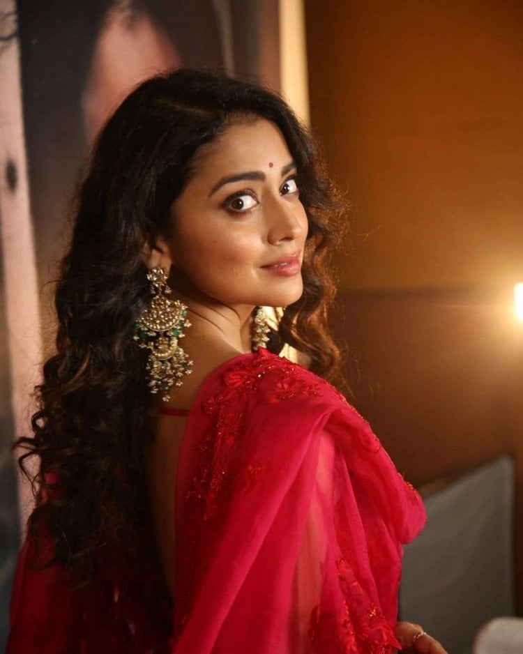 Shriya Saran Hot Photos In Glamoures Look