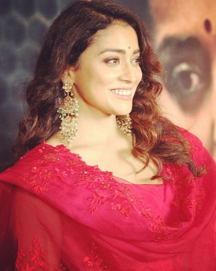 Shriya Saran Hot Photos In Glamoures Look